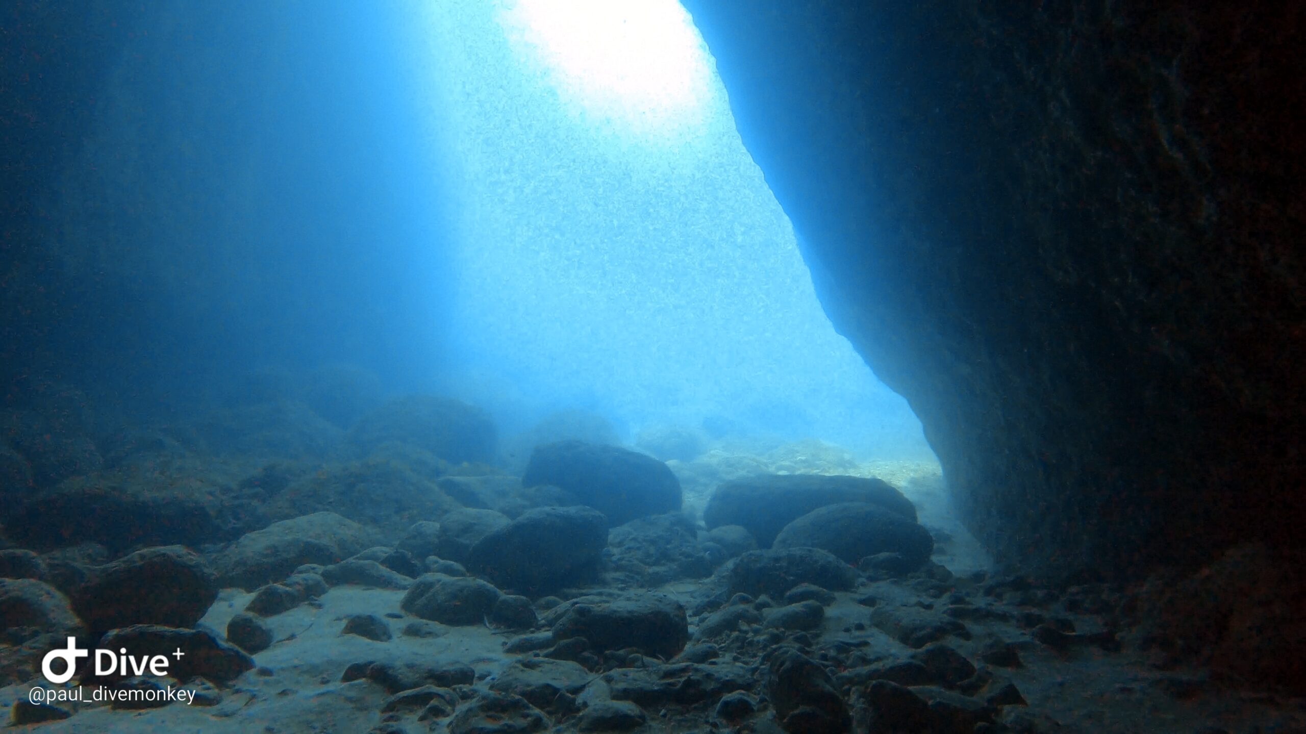 alexs cave comino